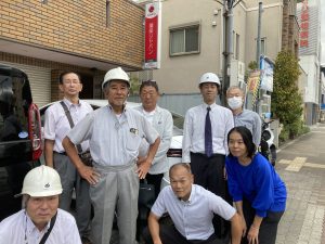 事務所前での集合写真